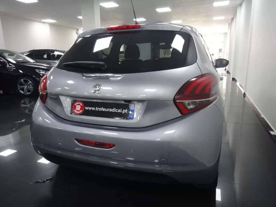 Peugeot 208 2019 - 11490 EUR, 71000 km - 71000km - foto 22 de 24