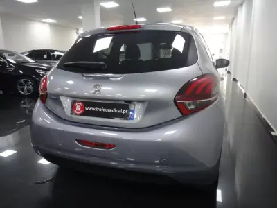 Peugeot 208 2019 - 11490 EUR, 71000 km - AUTO.MOTO.pt - 71000km - foto 22 de 24