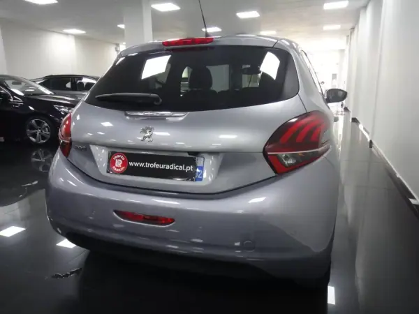Peugeot 208 2019 - 11490 EUR, 71000 km - AUTO.MOTO.pt - 71000km - foto 22 de 24