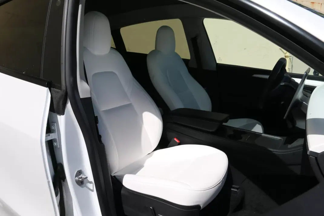 Tesla Model Y 2022 - 34490 EUR, 74000 km - AUTO.MOTO.pt - 74000km - foto 7 de 9