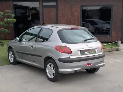 Peugeot 206 Van 1.4 HDi 2005 - 1750 EUR, 393364 km - AUTO.MOTO.pt - 393364km - foto 9 de 16