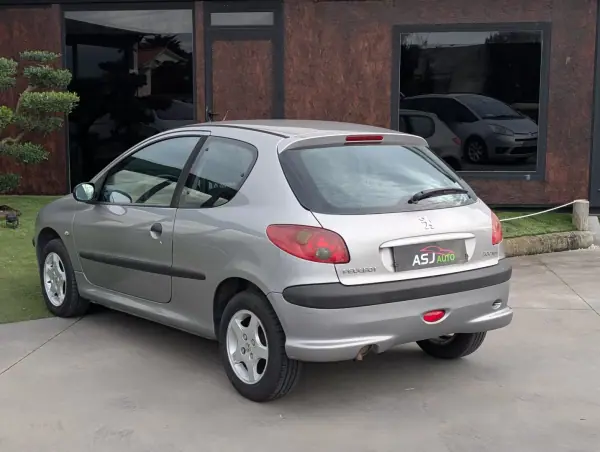 Peugeot 206 Van 1.4 HDi 2005 - 1750 EUR, 393364 km - AUTO.MOTO.pt - 393364km - foto 9 de 16