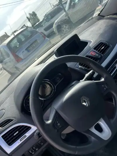 Renault Mégane 2010 - 7250 EUR, 285000 km - AUTO.MOTO.pt - 285000km - foto 4 de 6