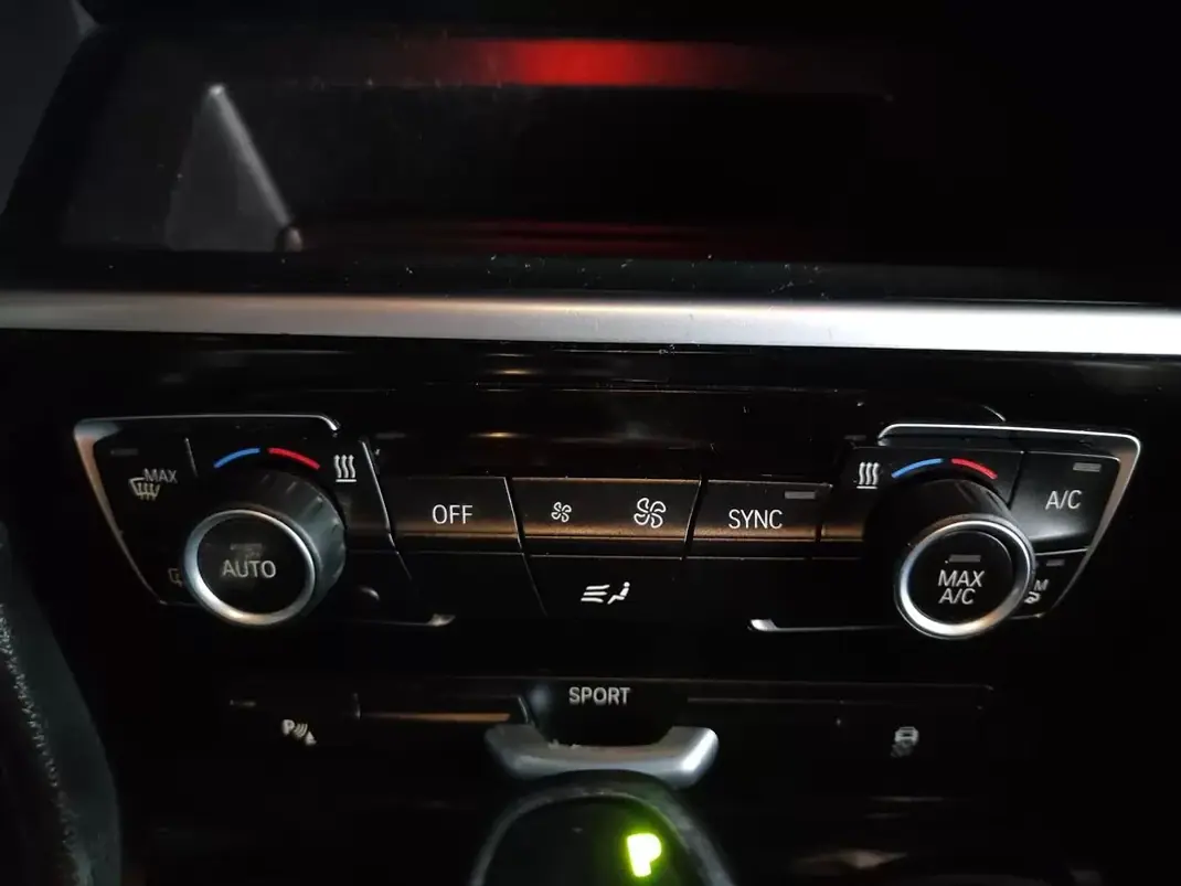 BMW 218 Gran Tourer 2015 - 17250 EUR, 190800 km - AUTO.MOTO.pt - 190800km - foto 27 de 35