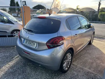 Peugeot 208 2019 - 10450 EUR, 73052 km - AUTO.MOTO.pt - 73052km - foto 9 de 12