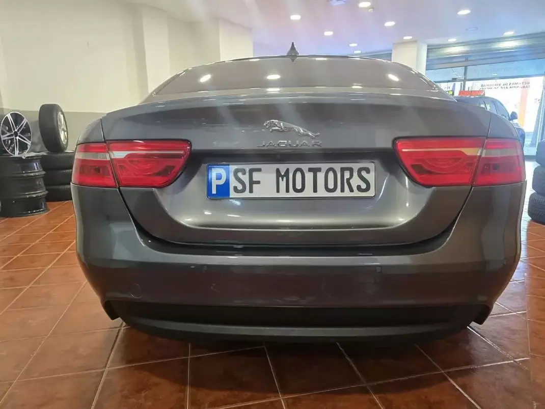 Jaguar XE 2017 - 16980 EUR, 185325 km - 185325km - foto 9 de 36