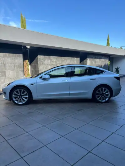 Tesla Model 3 2019 - 22900 EUR, 117000 km - AUTO.MOTO.pt - 117000km - foto 7 de 27