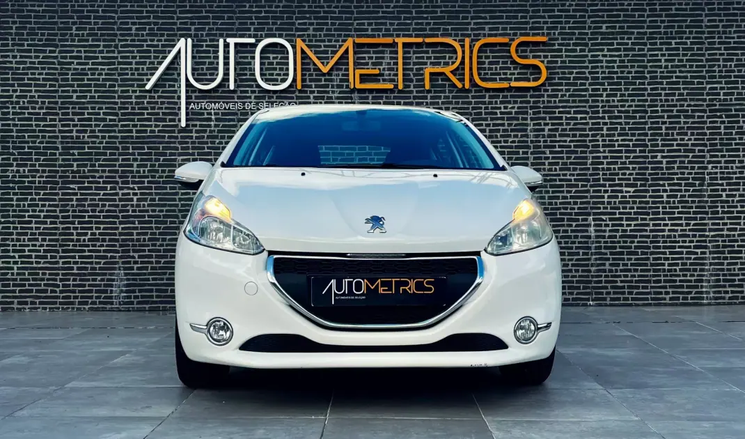 Peugeot 208 2013 - 9900 EUR, 177000 km - AUTO.MOTO.pt - 177000km - foto 4 de 14