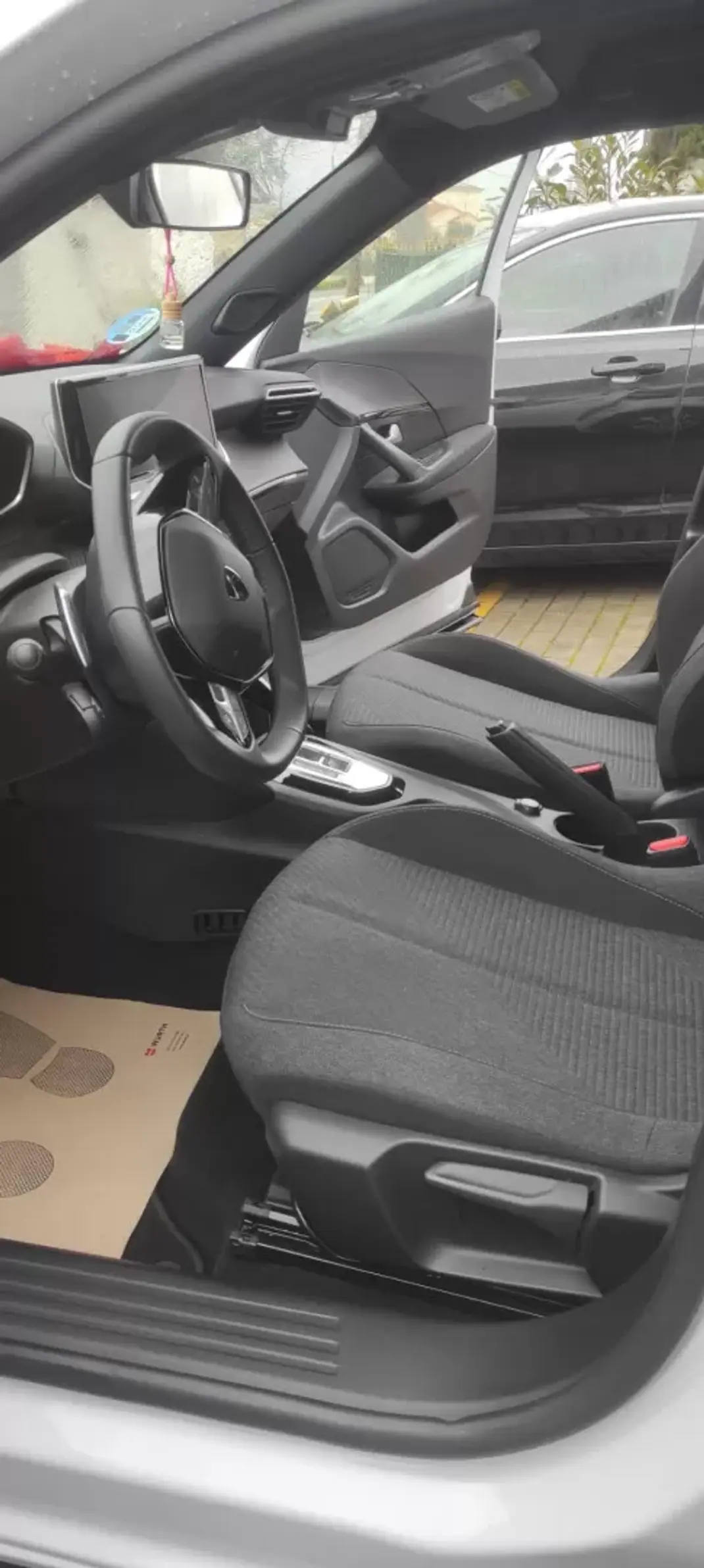 Peugeot 2008 2025 - 24750 EUR, 9700 km - AUTO.MOTO.pt - 9700km - foto 7 de 12