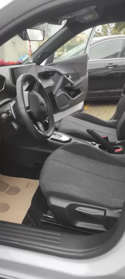 Peugeot 2008 2025 - 24750 EUR, 9700 km - AUTO.MOTO.pt - 9700km - foto 7 de 12