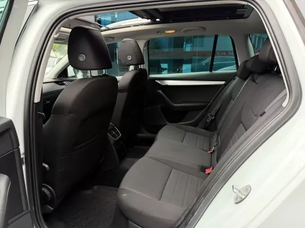 Skoda Octavia Break 2015 - 10500 EUR, 156000 km - AUTO.MOTO.pt - 156000km - foto 11 de 14