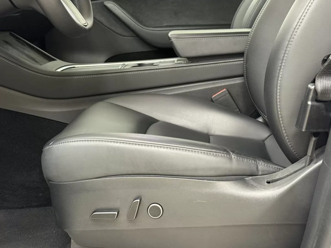 Tesla Model Y 2022 - 34890 EUR, 49800 km - AUTO.MOTO.pt - 49800km - foto 22 de 32