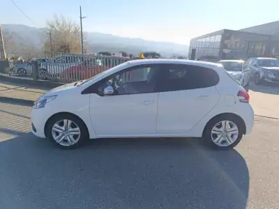 Peugeot 208 2017 - 11500 EUR, 81000 km - AUTO.MOTO.pt - 81000km - foto 14 de 24