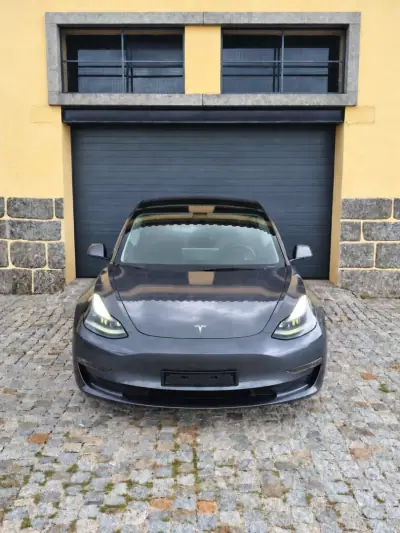 Tesla Model 3 2022 - 32490 EUR, 94549 km - foto 1 de 23