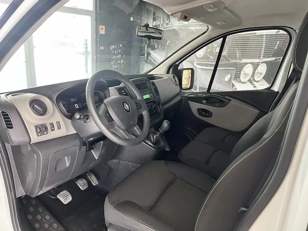 Renault Trafic 2018 - 21600 EUR, 47763 km - 47763km - foto 6 de 24