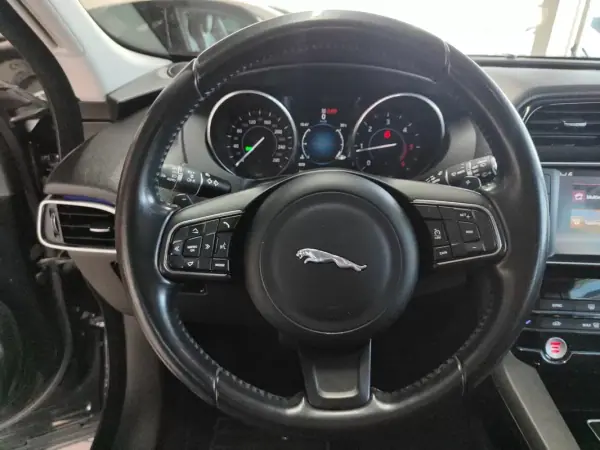 Jaguar F-Pace 2017 - 19750 EUR, 156000 km - AUTO.MOTO.pt - 156000km - foto 32 de 43