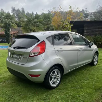 Ford Fiesta 2014 - 9990 EUR, 137000 km - AUTO.MOTO.pt - 137000km - foto 3 de 8