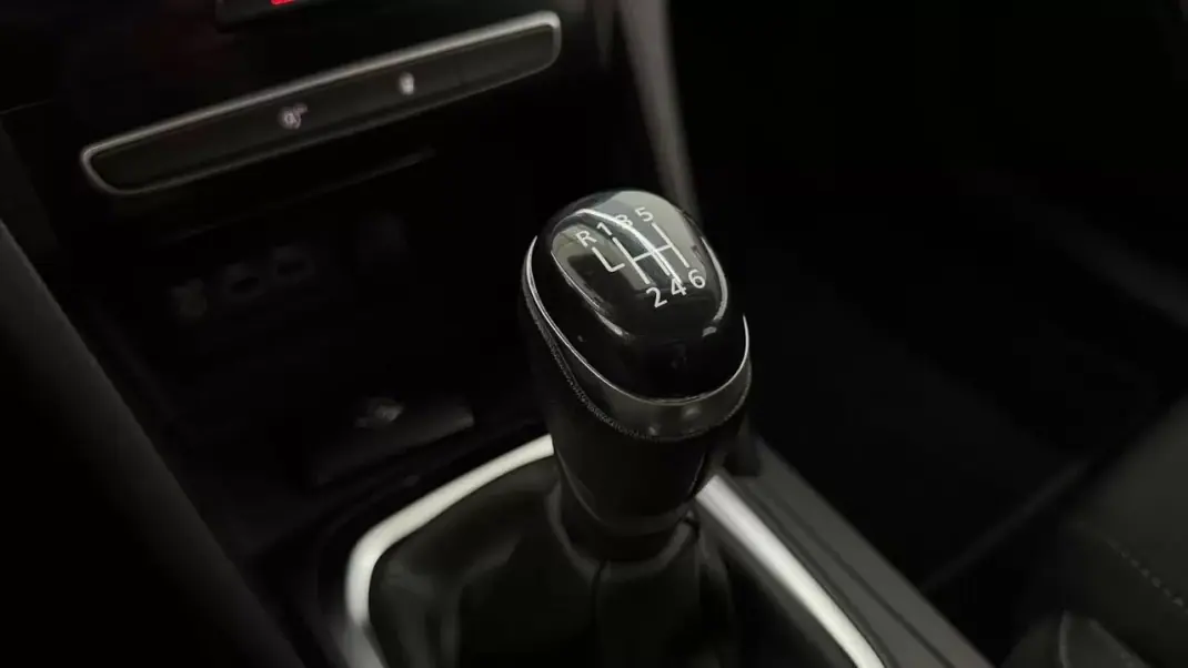 Renault Mégane Sport Tourer 2020 - 13990 EUR, 137993 km - AUTO.MOTO.pt - 137993km - foto 30 de 32