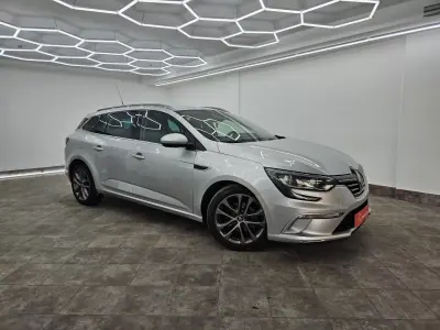 Renault Mégane Sport Tourer 2019 - 11950 EUR, 286730 km - AUTO.MOTO.pt - 286730km - foto 3 de 52