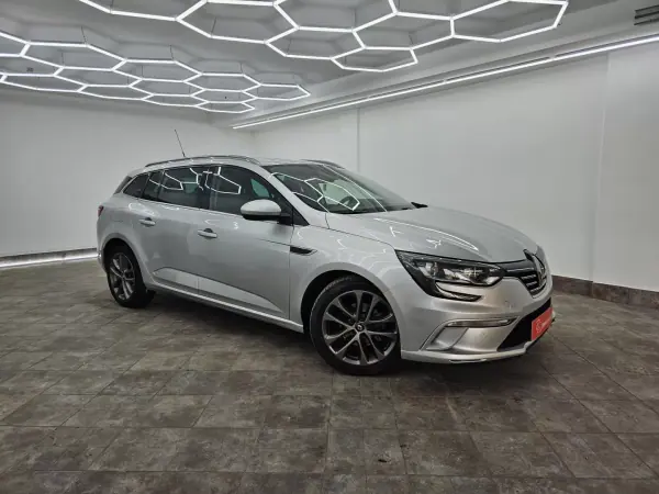 Renault Mégane Sport Tourer 2019 - 11950 EUR, 286730 km - AUTO.MOTO.pt - 286730km - foto 3 de 52