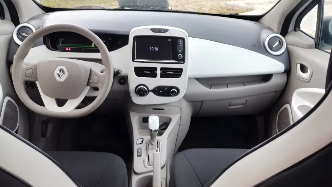 Renault Zoe 2019 - 12500 EUR, 70000 km - AUTO.MOTO.pt - 70000km - foto 17 de 28