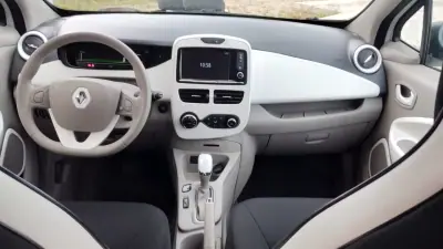 Renault Zoe 2019 - 12500 EUR, 70000 km - AUTO.MOTO.pt - 70000km - foto 17 de 28