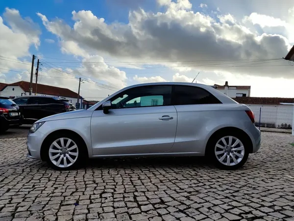 Audi A1 2010 - 11990 EUR, 196000 km - AUTO.MOTO.pt - 196000km - foto 4 de 17