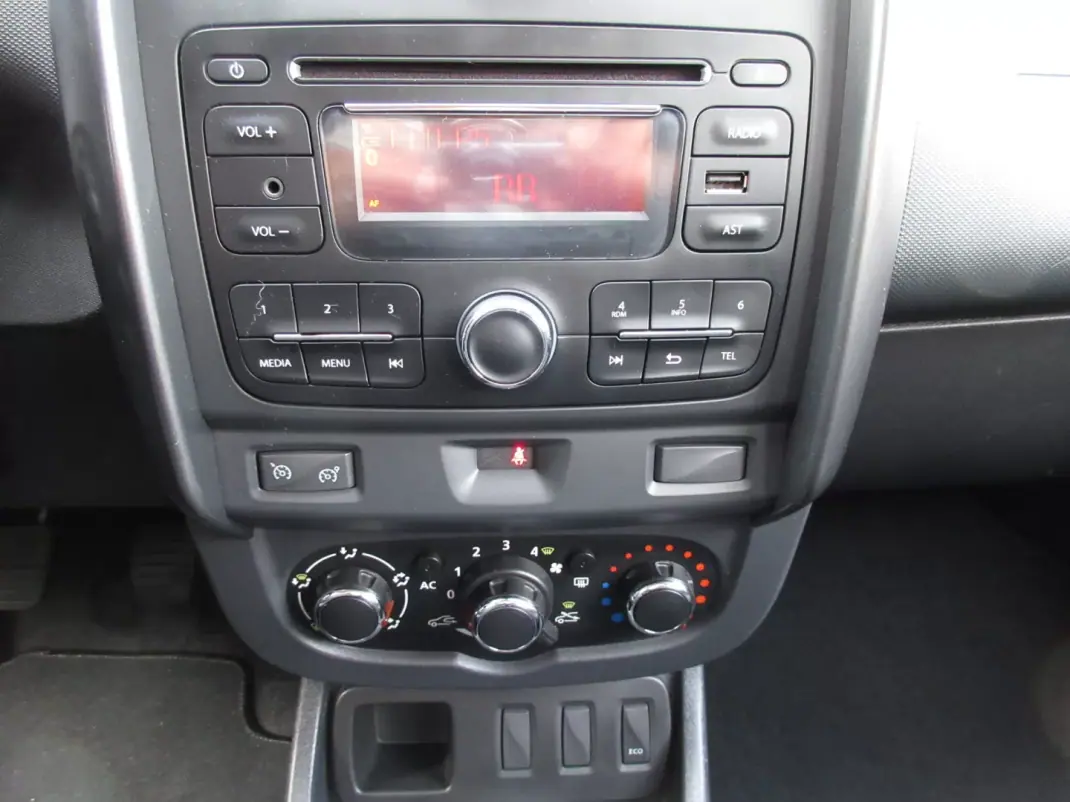 Dacia Duster 2015 - 10990 EUR, 208000 km - AUTO.MOTO.pt - 208000km - foto 30 de 35