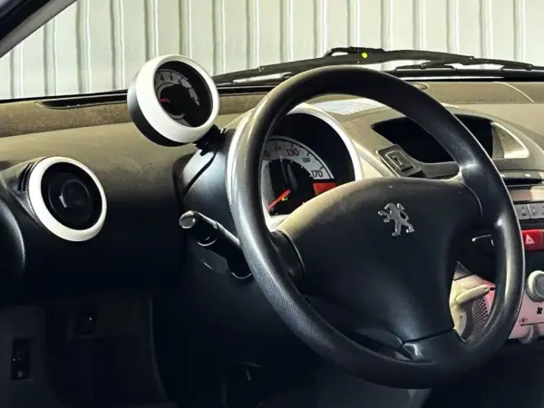 Peugeot 107 2011 - 6500 EUR, 168500 km - AUTO.MOTO.pt - 168500km - foto 11 de 39