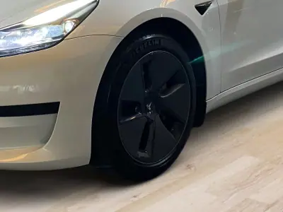 Tesla Model 3 2023 - 30950 EUR, 79791 km - AUTO.MOTO.pt - 79791km - foto 6 de 20