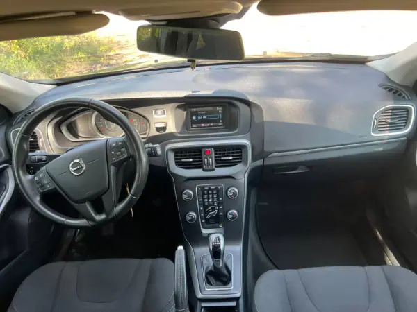 Volvo V40 2017 - 15900 EUR, 120000 km - AUTO.MOTO.pt - 120000km - foto 13 de 39