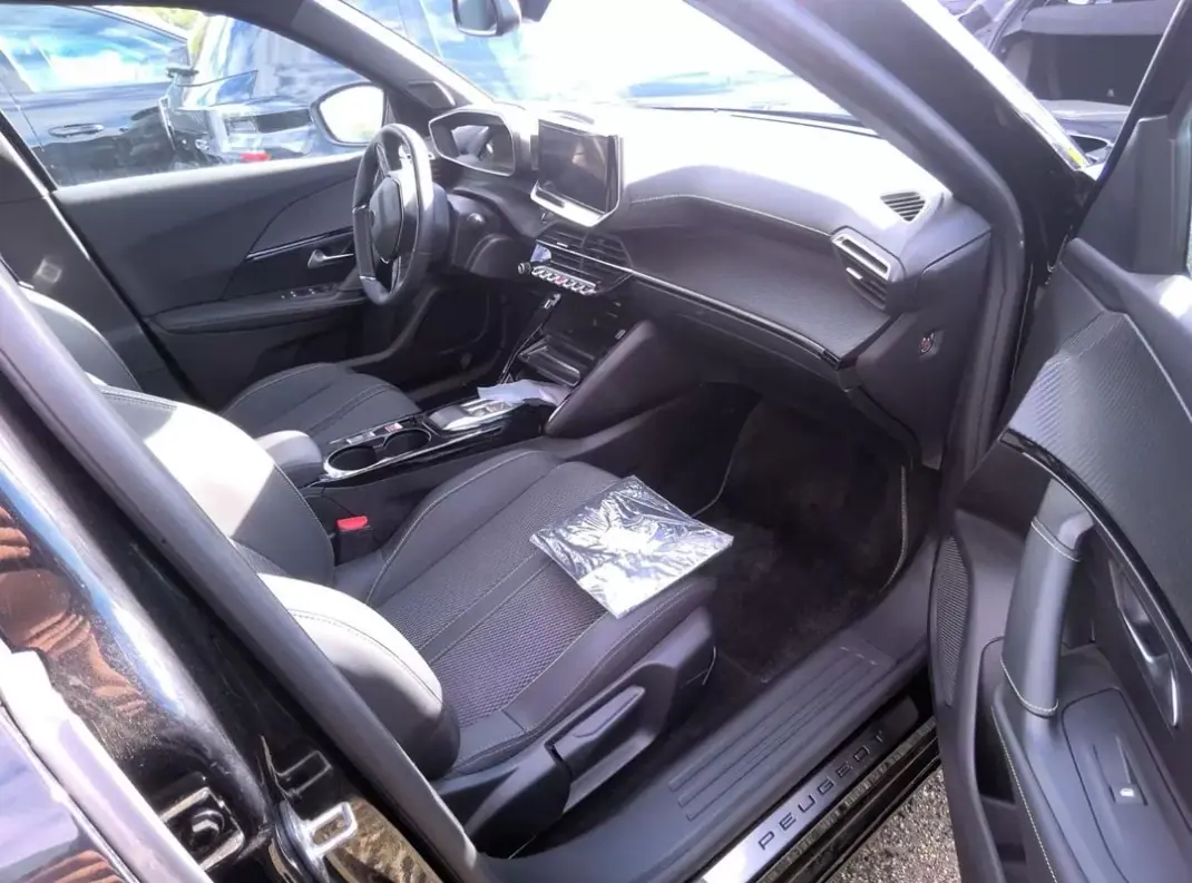 Peugeot e-2008 2025 - 29900 EUR, 3887 km - AUTO.MOTO.pt - 3887km - foto 3 de 6