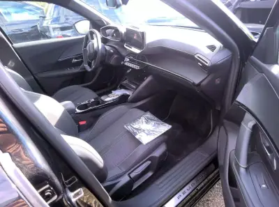 Peugeot e-2008 2025 - 29900 EUR, 3887 km - AUTO.MOTO.pt - 3887km - foto 3 de 6