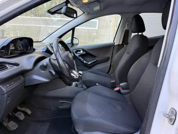 Peugeot 208 2018 - 9450 EUR, 128000 km - AUTO.MOTO.pt - 128000km - foto 8 de 14