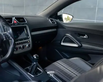 Volkswagen Scirocco 2013 - 16990 EUR, 153299 km - AUTO.MOTO.pt - 153299km - foto 25 de 49