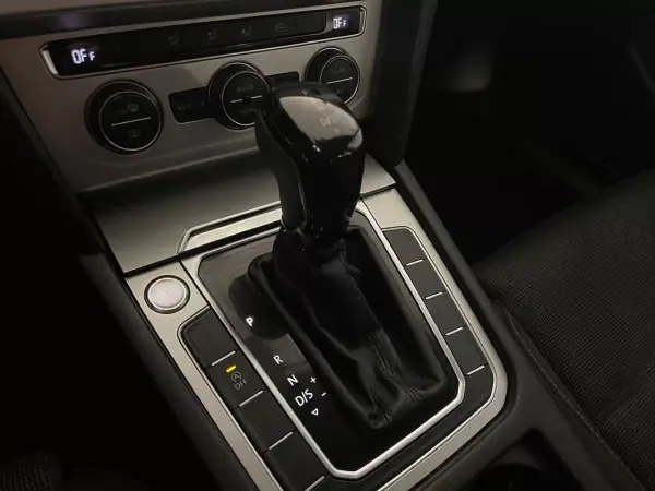 Volkswagen Passat Variant 2019 - 15750 EUR, 257000 km - AUTO.MOTO.pt - 257000km - foto 26 de 33