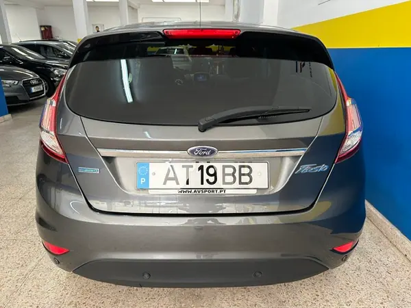 Ford Fiesta 2017 - 9900 EUR, 152000 km - AUTO.MOTO.pt - 152000km - foto 8 de 23