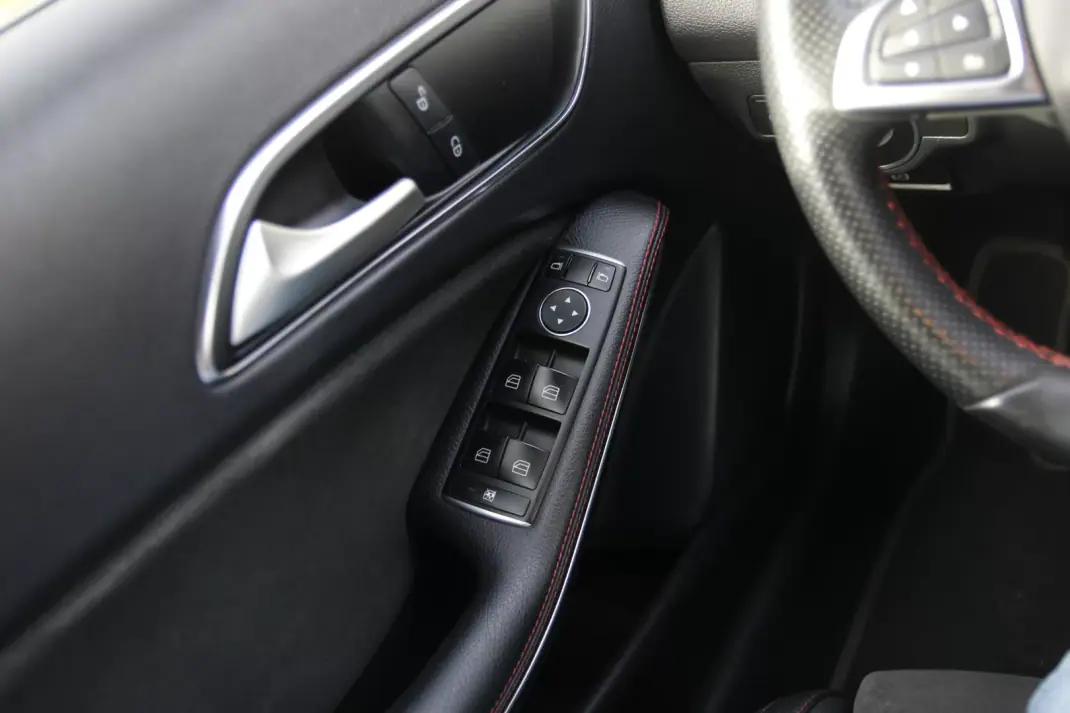 Mercedes-Benz GLA 180 2016 - 22500 EUR, 148000 km - AUTO.MOTO.pt - 148000km - foto 30 de 32