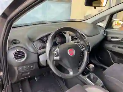 Fiat Punto 2014 - 7890 EUR, 176200 km - AUTO.MOTO.pt - 176200km - foto 10 de 14