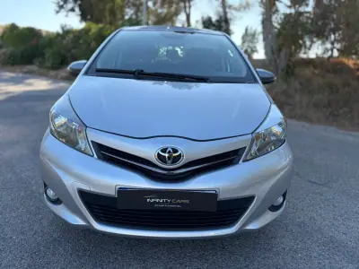 Toyota Yaris 2013 - 10999 EUR, 80000 km - AUTO.MOTO.pt - 80000km - foto 2 de 18