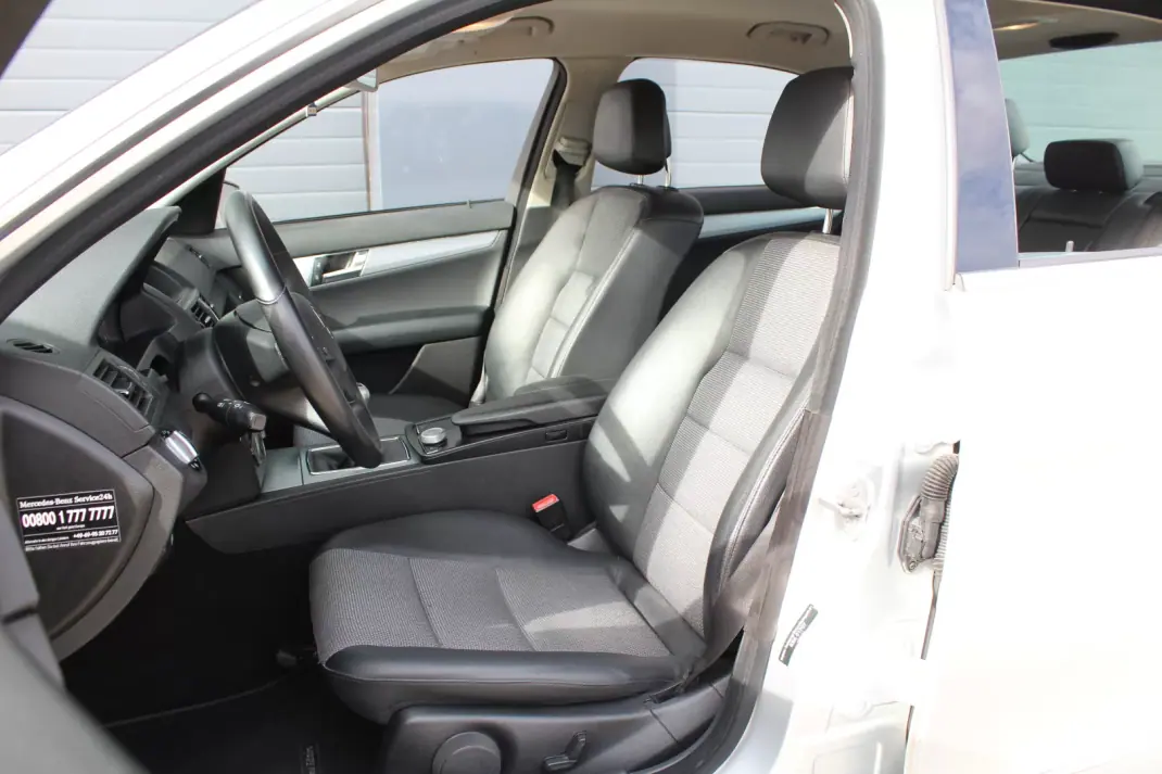 Mercedes-Benz C 250 2008 - 12990 EUR, 241176 km - AUTO.MOTO.pt - 241176km - foto 8 de 18