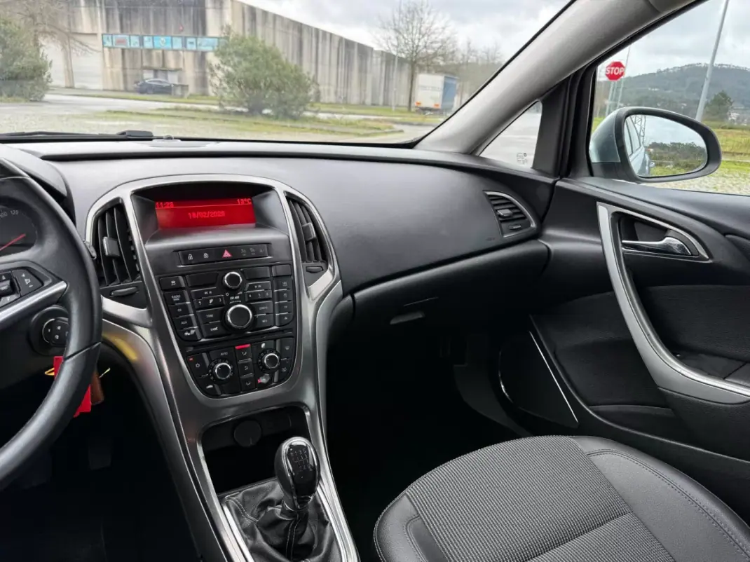 Opel Astra Sports Tourer 2011 - 7490 EUR, 175851 km - AUTO.MOTO.pt - 175851km - foto 12 de 21