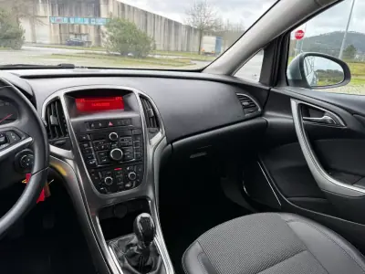 Opel Astra Sports Tourer 2011 - 7490 EUR, 175851 km - AUTO.MOTO.pt - 175851km - foto 12 de 21