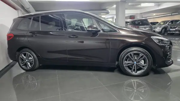 BMW 218 Gran Tourer 2018 — foto 3 de 56