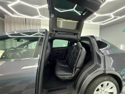 Tesla Model X 2018 - 27000 EUR, 199000 km - AUTO.MOTO.pt - 199000km - foto 10 de 24