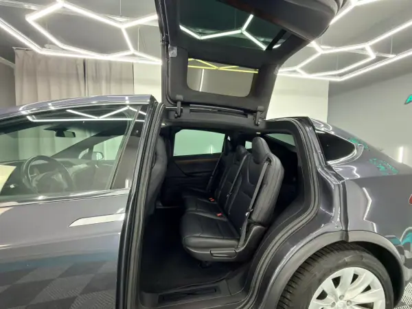 Tesla Model X 2018 - 27000 EUR, 199000 km - AUTO.MOTO.pt - 199000km - foto 10 de 24