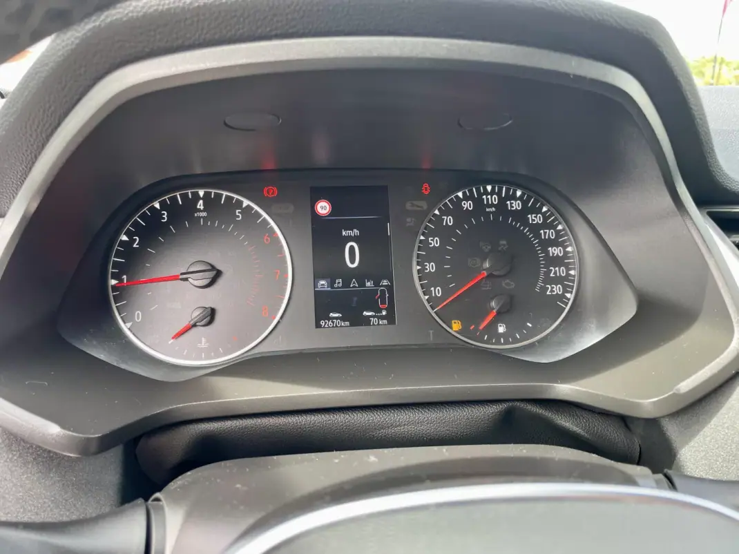 Renault Captur 2020 - 15750 EUR, 92616 km - AUTO.MOTO.pt - 92616km - foto 14 de 27