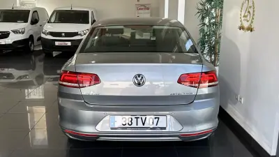Volkswagen Passat 2018 - 16499 EUR, 183121 km - AUTO.MOTO.pt - 183121km - foto 4 de 19