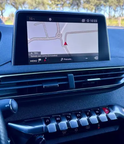 Peugeot 5008 2019 - 26500 EUR, 76030 km - AUTO.MOTO.pt - 76030km - foto 28 de 31