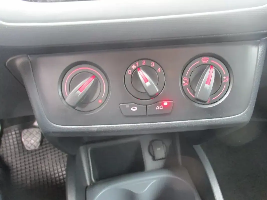 SEAT Ibiza 2013 - 8750 EUR, 170000 km - 170000km - foto 16 de 22
